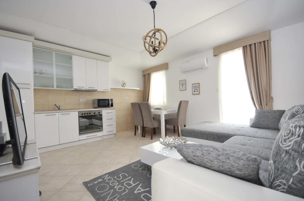Seaside Apartments Petrovac Екстер'єр фото